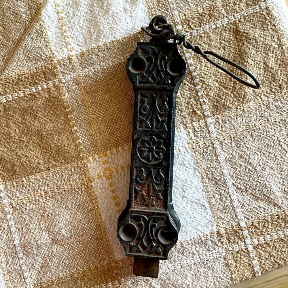 EASTLAKE BOTTOM DOUBLE DOOR FRENCH SPRING LOADED CAST IRON LOCK